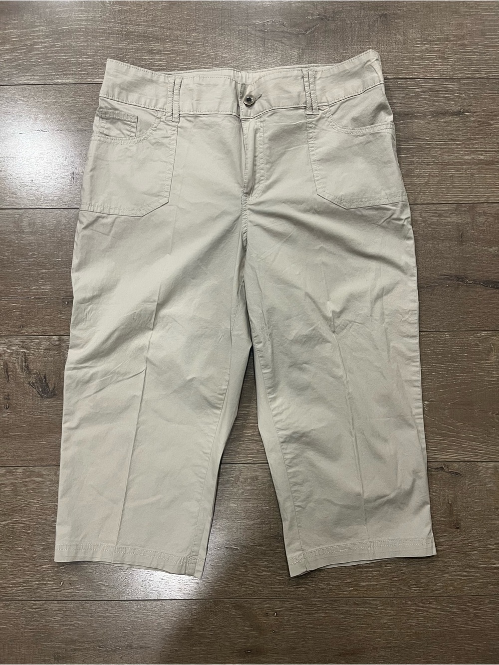 C EST. 1946 Women’s Tan Capri Pants